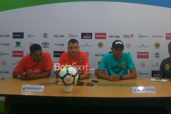 Pelatih dan kiper Bhayangkara FC, Simon McMenemy serta Panggih Prio Sambodo dalam jumpa pers sebelum laga kontra Bhayangkara FC di Ruang Media Stadion 17 Mei, Banjarmasin, Jumat (27/4/2018).