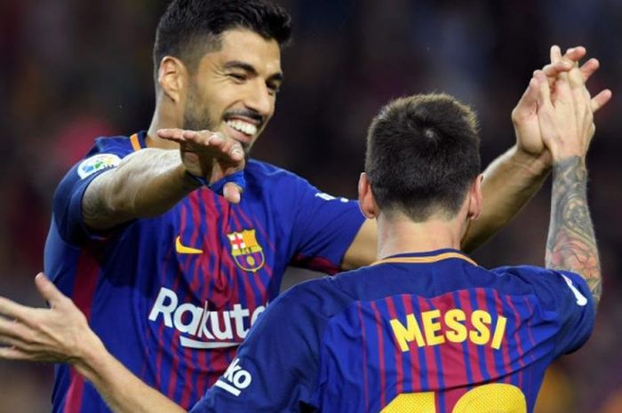 Luis Suarez menyambut Lionel Messi setelah mencetak gol ke gawang Espanyol dalam partai Liga Spanyol di Stadion Camp Nou, Barcelona, 9 September 2017.