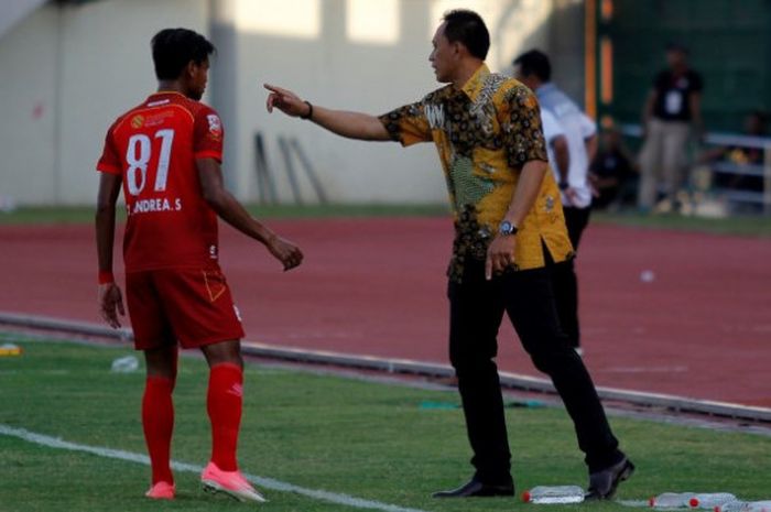 Pelatih Persis, Widyantoro dengan berseragam kemeja batik memberikan instruksi ke gelandang Bakori Andrea saat timnya menjamu Persiba Bantul pada laga Grup 4 Liga 2 musim 2017 di Stadion Manahan, Solo, Kamis (3/8/2017) sore. 