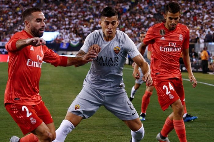 Pemain Real Madrid, Dani Carvajal, mengawal pemain AS Roma dalam partai ICC di MetLife Stadium, Selasa (7/8/2018)