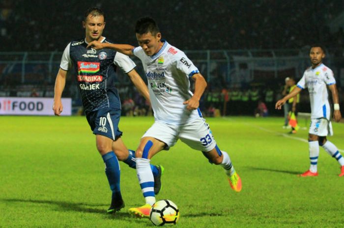 Gelandang Arema FC, Balsa Bozovic (kiri) membayangi pemain Persib, Oh In-kyun pada laga pekan keempat Liga 1 2018 di Stadion Kanjuruhan, Kabupaten Malang pada Minggu (15/4/2018) malam. 