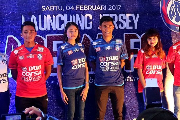 Pemain muda Arema FC, Bagas (kiri), Hanif Sjahbani (tengah) Dio (kanan) dan model saat Launching Jer