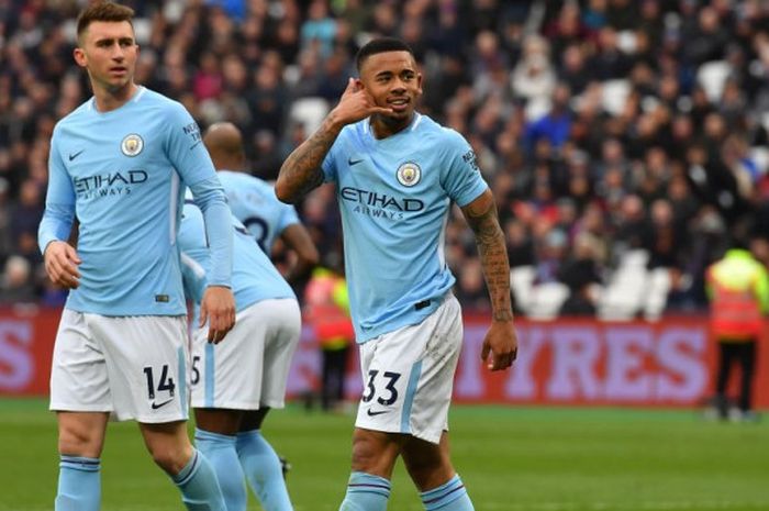 Pemain Manchester City, Gabriel Jesus (kanan), merayakan gol yang ia cetak ke gawang West Ham United bersama Aymeric Laporte, pada laga Liga Inggris di London Stadium, London, 29 April 2018.