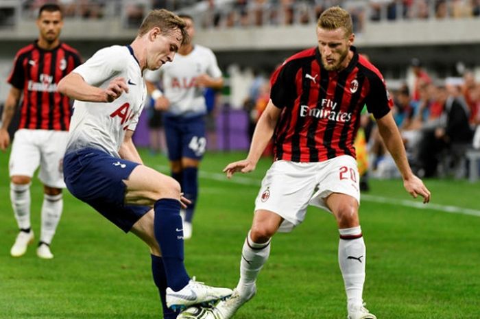 Oliver Skipp dan Ignazio Abate dalam laga Tottenham Hotspur versus AC Milan pada laga ICC 2018 di US Bank Stadium, Selasa (31/7/2018).