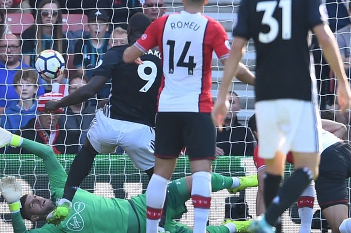 Striker Manchester United, Romelu Lukaku, mencetak gol ke gawang Southampton dalam laga Liga Inggris di Stadion St. Mary's, Southampton, pada 23 September 2017.