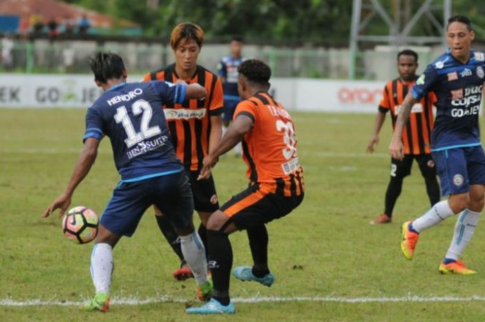 Gelandang Arema FC, Hendro Siswanto mencoba melewati dua pemain Perseru, Ryutaro Kurabe dan Tonny Roy Ayomi (kanan) dalam laga lanjutan Liga 1 musim 2017 di Stadion Marora, Jumat (29/9/2017). 