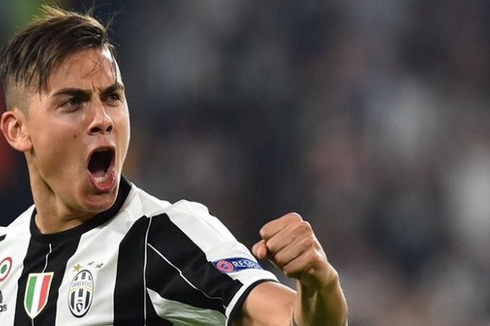 Penyerang Juventus, Paulo Dybala, merayakan gol seusai membobol gawang Barcelona pada pertandingan pertama perempat final Liga Champions, 11 April 2017. 