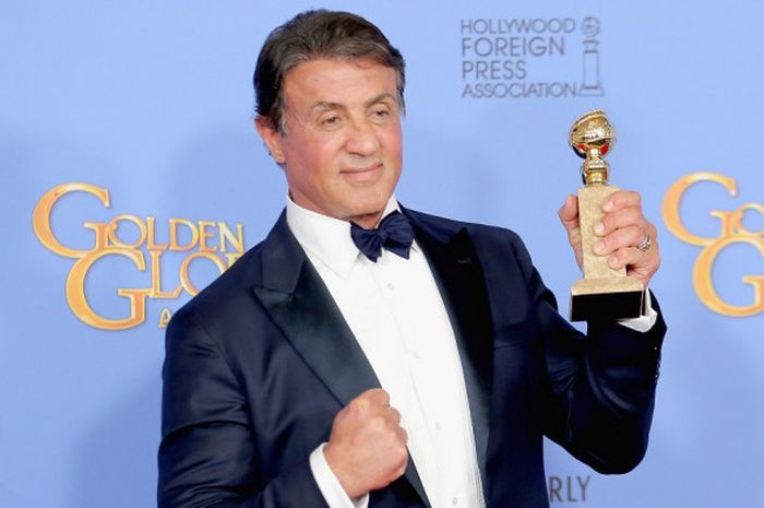 Aktor Sylvester Stallone saat menerima penghargaan sebagai Aktor Pendukung Terbaik yang didapatkannya dari film Creed dalam acara Golden Globe 73, 10 Januari 2016 di Beverly Hills, California.