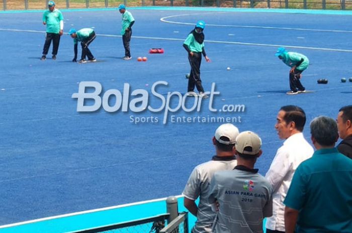 Presiden Republik Indonesia Joko Widodo (kemeja putih) saat meninjau cabang olahraga lawn bowls yang akan berkompetisi pada Asian Para Games 2018, di Lapangan Hoki Gelora Bung Karno, Senayan, Jakarta, Kamis (27/9/2018).