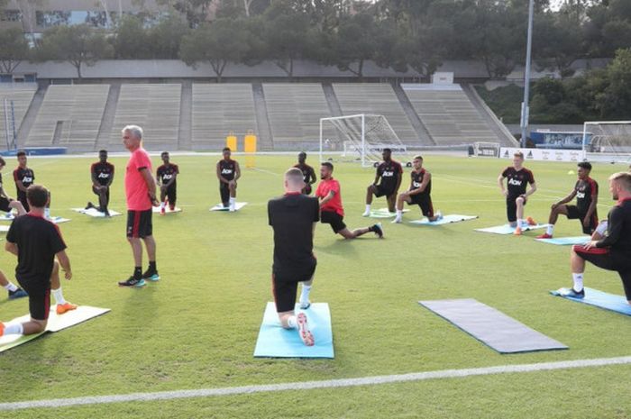 Para pemain Manchester United menjalani pemanasan sebelum menjalani latihan pagi di Los Angeles, Amerika Serikat pada 18 Juli 2019.