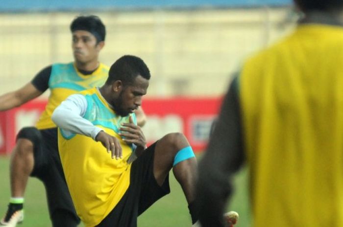 Oktavianus Maniani berlatih bersama Arema Cronus di Stadion Persiba Balikpapan pada 9 September  2016