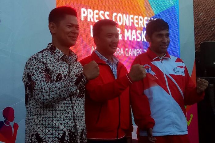 Atlet tenis meja difabel Indonesia, David Jacobs (kanan), berfoto dengan Menteri Pemuda dan Olahraga Imam Nahrawi (tengah), serta Ketua Panitia Penyelenggara Asian Para Games 2018 Raja Sapta Oktohari, di JIExpo Kemayoran, Jakarta, Jumat (6/10/2017) sore.