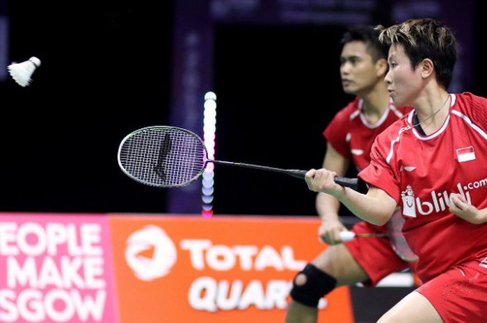 Pasangan ganda campuran Indonesia, Tontowi Ahmad/Liliyana Natsir, berupaya mengembalikan kok ke arah Wang Yilyu/Huang Dongping (China), pada laga perempat final Kejuaraan Dunia Bulu Tangkis 2017, di Glasgow, Skotlandia, Jumat (25/8/2017).