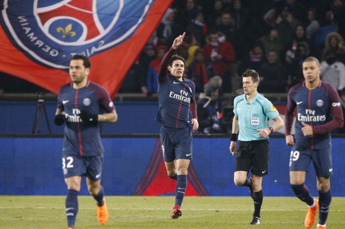 Striker Paris Saint-Germain, Edinson Cavani (tengah), merayakan gol yang dia cetak ke gawang Olympique Marseille dalam laga Liga Prancis di Stadion Parc des Princes, Paris, pada 25 Februari 2018.