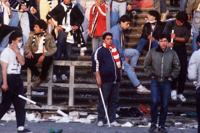 Suporter Liverpool berkumpul di Stadion Heysel, Brussels, Belgia pada laga Piala Champions antara Juventus dan Liverpool, 29 Mei 1985. Sebanyak 39 suporter Juventus meninggal menyusul keributan dengan fans Liverpool.