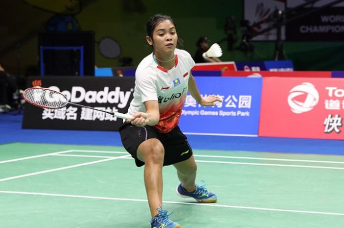 Pebulu tangkis tunggal putri Indonesia, Gregoria Mariska Tunjung, mengembalikan kok ke arah Chen Yufei (China) pada babak kedua Kejuaraan Dunia 2018 yang berlangsung di Nanjing Youth Olympic Stadium, Rabu (1/8/2018).