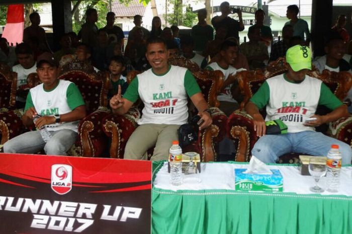 Sahari Gultom (tengah) bersama Edi Syahputra (kanan) dan pelatih fisik, Wanda, pada sebuah acara di lapangan Benteng.