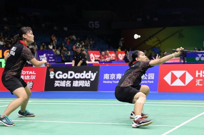 Agatha Imanuela/Siti Fadia Silva Ramadhanti saat bertanding melawan Selena Piek/Cheryl Seinen pada babak pertama Kejuaraan Dunia 2018 di Nanjing Olympic Sports Center, Nanjing, China, Selasa (31/7/2018).