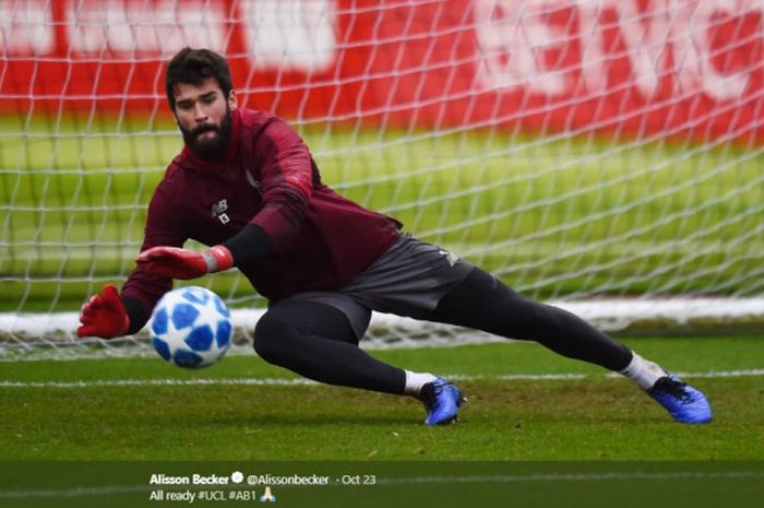 Penjaga gawang Liverpool, Alisson Becker, dalam sesi latihan jelang laga Liga Champions kontra Crvena Zvezda pada 24 Oktober 2018.