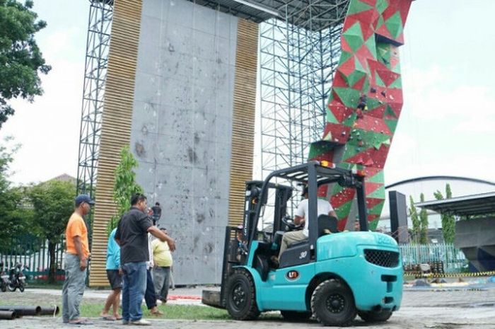 Panitia terus berbenah menyiapkan venue panjat tebing di komplek stadion Mandalakrida yang akan digunakan untuk Kejurnas Panjat Tebing XVI pada 20-25 November.