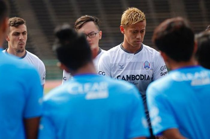 Pemain Melbourne Victory asal Jepang sekaligus Pelatih Kepala Timnas Kamboja, Keisuke Honda saat mem