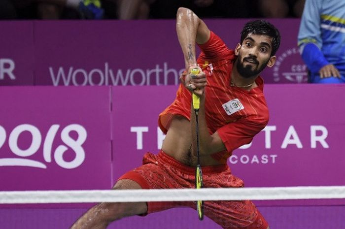 Pebulu tangkis tunggal putra India, Kidambi Srikanth, mengembalikan kok ke arah Lee Chong Wei (Malaysia) pada final nomor beregu Commonwealth Games 2018 di Carrara Sports Arena, Gold Coast, Australia, Senin (9/4/2018).