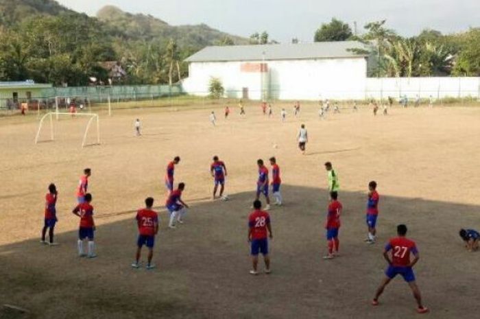 Kondisi rumput lapangan Stadion Aryo, Blitar.