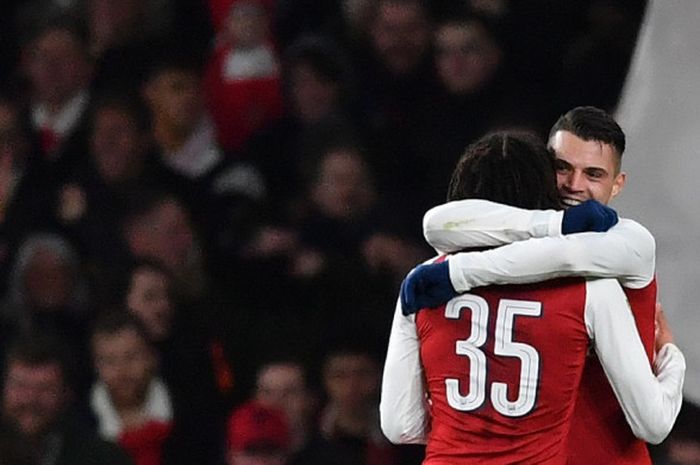 Gelandang Arsenal, Granit Xhaka (kanan), merayakan gol yang dia cetak ke gawang Chelsea dalam laga leg kedua semifinal Piala Liga Inggris di Stadion Emirates, London, pada 24 Januari 2018.