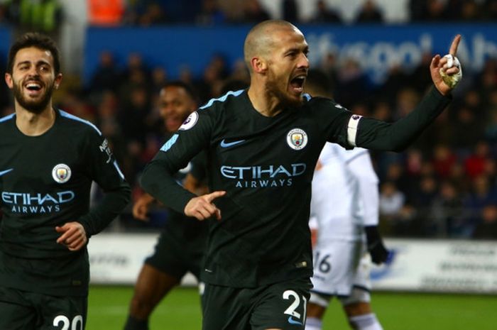 Gelandang Manchester City, David Silva (tengah), merayakan gol yang dia cetak ke gawang Swansea City dalam laga Liga Inggris di Stadion Liberty, Swansea, pada 13 Desember 2017.