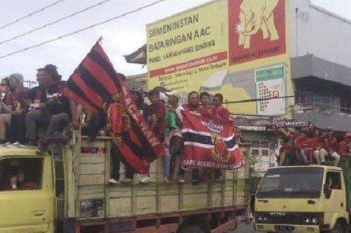 Suporter PSM Makassar dari ordo The Macz Man melakukan aksi konvoi di Surabaya, Sabtu (10/11/2018)