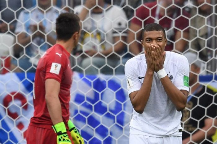 Reaksi penyerang timnas Prancis, Kylian Mbappe, setelah gagal memaksimalkan peluang dalam laga babak perempat final Piala Dunia 2018 melawan Uruguay, 6 Juli 2018 di Nizhny Novgorod.