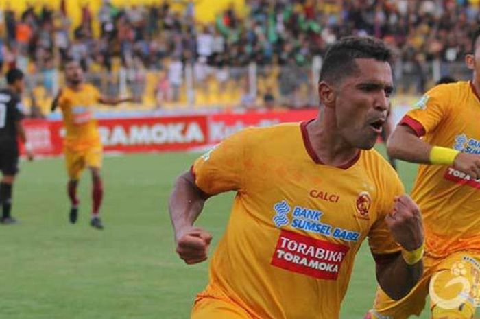  Selebrasi penyerang Sriwijaya FC, Alberto Goncalves (kiri) seusai membobol gawang Persija Jakarta pada laga pekan ke-28 Liga 1 musim 2017 di Stadion Bumi Sriwijaya, Palembang pada Sabtu (7/10/2017).  