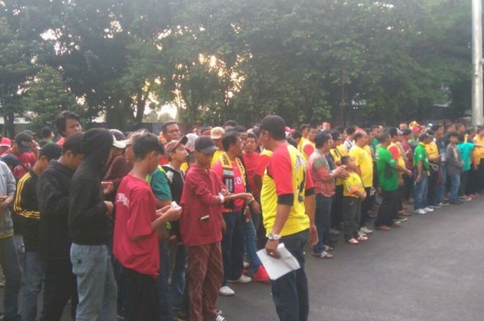 Briefing Bharamania Satpas Daan Mogot sebelum masuk ke Stadion Utama GBK untuk menyaksikan laga Liga 1, Bhayangkara FC vs Persija Jakarta, Jumat (23/3/2018).