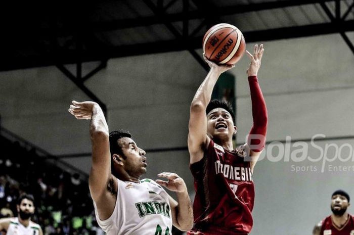 Pebasket nasional Indonesia, Andakara Prastawa Dhyaksa, berupaya melepas tembakan ke arah ring tim India yang menjadi lawan pada laga final test event Asian Games 2018 di Hall Basket Senayan, Jakarta, Senin (12/2/2018).