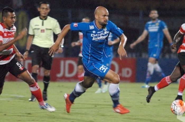 Striker Persib, Sergio van Dijk (tengah) dikejar bek Madura United, Munhar di Stadion Gelora Bangkalan, Sabtu (8/10/2016) malam.