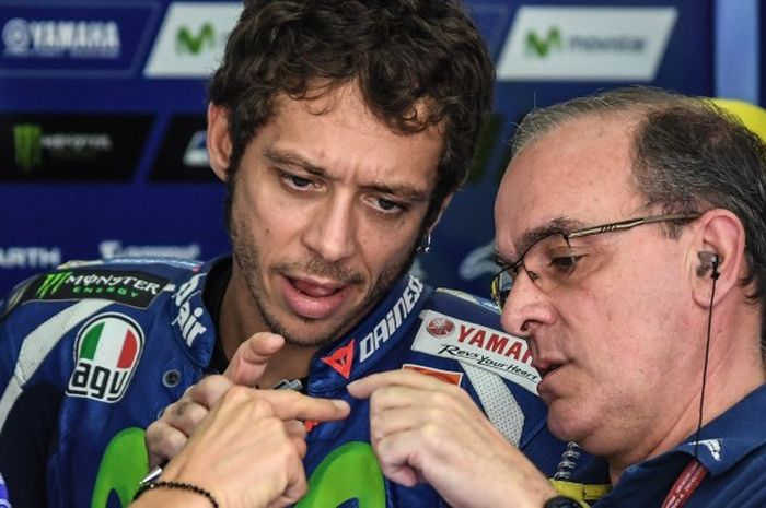 Pebalap MotoGP yang membela tim Movistar Yamaha, Valentino Rossi (kiri), mendengarkan penjelasan dari anggota timnya saat menjalani latihan pertama GP Malaysia di Sirkuit Sepang, Jumat (28/10/2016).