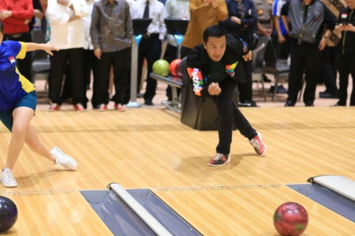 Menteri Pemuda dan Olahraga (Menpora) Imam Nahrawi (kanan) menjajal arena Jakabaring Bowling Center, Palembang, Rabu (30/5/2018).