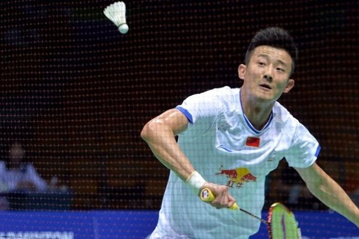 Pebulu tangkis tunggal putra China, Chen Long, mengembalikan kok dari rekan senegara, Shi Yuqi. pada laga semifinal Kejuaraan Asia di Wuhan Sports Center Gymnasium, Wuhan, China, Sabtu (29/4/2017).