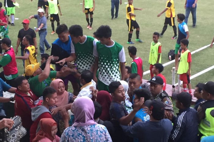 Suasana keributan di tribune Stadion Jenggolo, Sidoarjo saat ASIFA Malang bersua tuan rumah Persida Sidoarjo pada laga Piala Soeratin U-17 zona Jatim, 23 Juli 2017. 