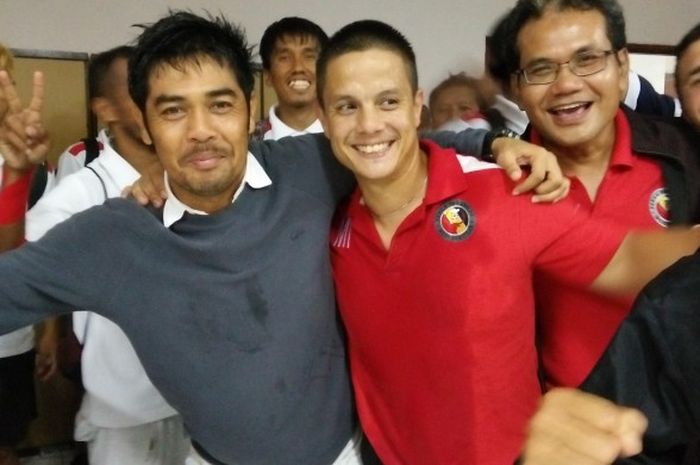 Pelatih Semen Padang, Nilmaizar merangkul fisioterapis Mathias Ibo seusai timnya menahan tuan rumah 