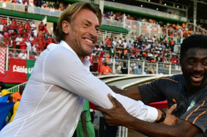 Pelatih tim nasional Maroko, Herve Renard (kiri), bersalaman dengan wakil pelatih tim Pantai Gading, Kolo Toure, usai pertemuan kedua tim pada laga Kualifikasi Piala Dunia 2018 zona Afrika Grup C di Stadion elix Houphouet-Boigny, Abidjan, Pantai Gading, Sabtu (11/11/2017).