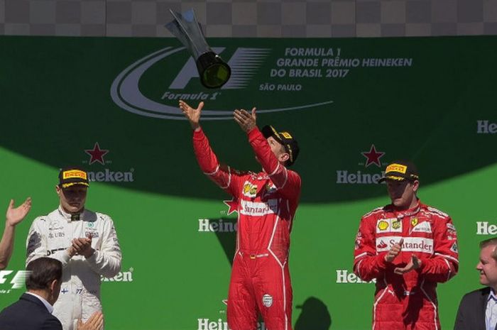 Pebalap Ferrari, Sebastian Vettel merayakan kemenangannya di F1 GP Brasil yang berlangsung di Sirkuit Jose Carlos Pace, Sao Paulo, Brazil, (12/11/2017).