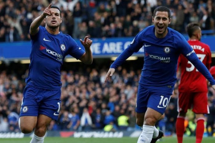 Pedro Rodriguez (kiri) merayakan gol Chelsea ke gawang Watford dalam partai Liga Inggris di Stamford Bridge, London, 21 Oktober 2017.