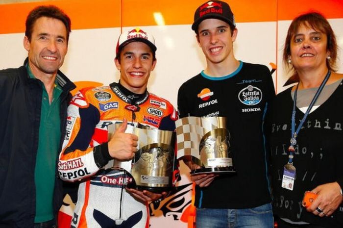 Marc Marquez dan Alex Marquez bersama orang tuanya.