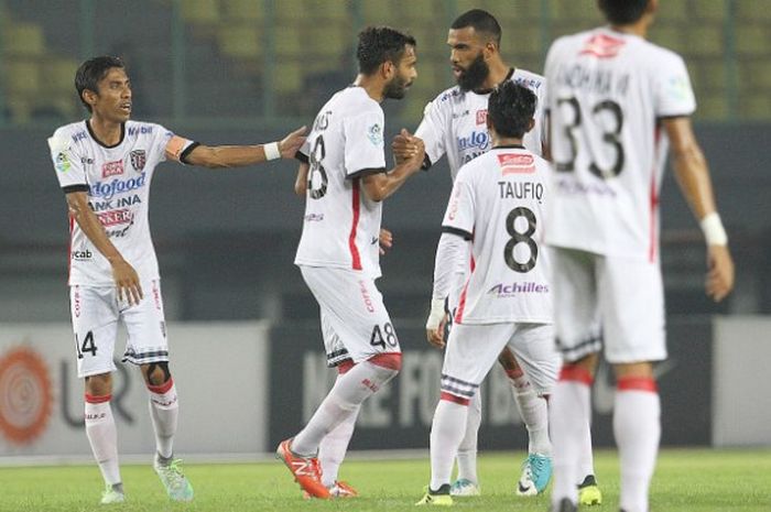 Kapten Bali United, Fadil Sausu (kiri) bersama para pemain lainnya saat laga kontra tuan rumah Bhayangkara FC pada laga pekan ke-27 Liga 1 musim 2017 di Stadion Patriot, Kota Bekasi, Jumat (29/30/2017) malam.  