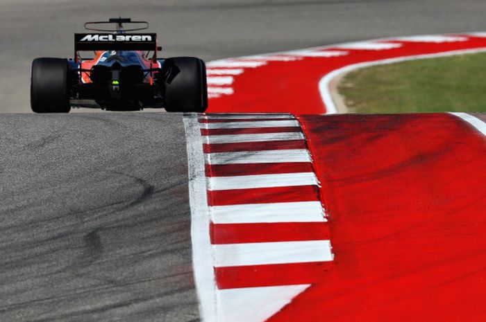 Pebalap F1 dari tim McLaren Honda, Fernando Alonso, melaju di atas trek Circuit of the Americas di GP Amerika Serikat, 22 Oktober 2017.