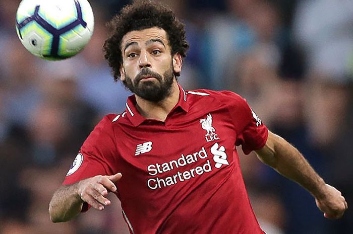 Aksi gelandang Liverpool, Mohamed Salah, saat mengontrol bola dalam laga lanjutan Liga Inggris 2018-2019 melawan Chelsea di Stadion Stamford Bridge, London, pada 29 September 2018.