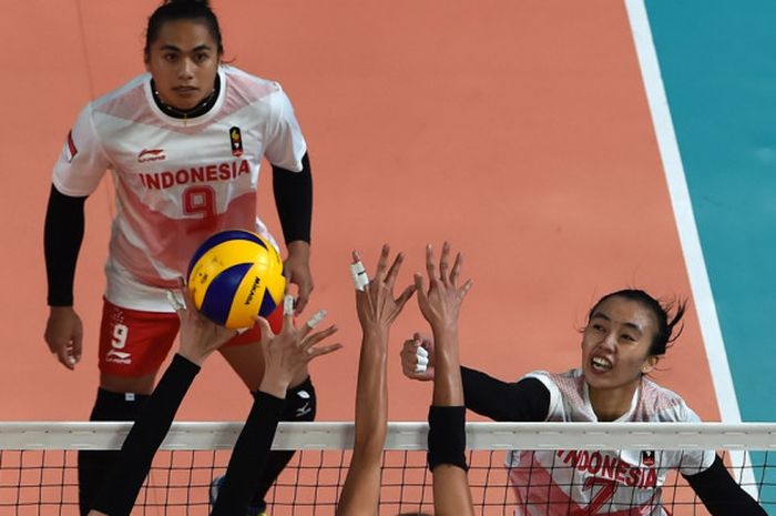 Pemain voli putri timnas Indonesia, Amalia Fajrina Nabila, melepaskan smash keras melawan Hongkong di Stadion Volley Gelora Bung Karno, Selasa (21/8/2018).