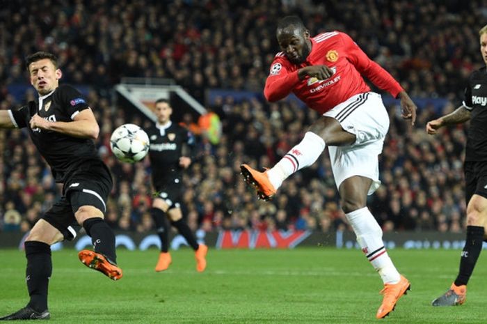  Striker Manchester United, Romelu Lukaku (tengah), melepaskan tembakan dalam laga leg kedua babak 16 besar Liga Champions kontra Sevilla di Stadion Old Trafford, Manchester, Inggris, pada 13 Maret 2018. 