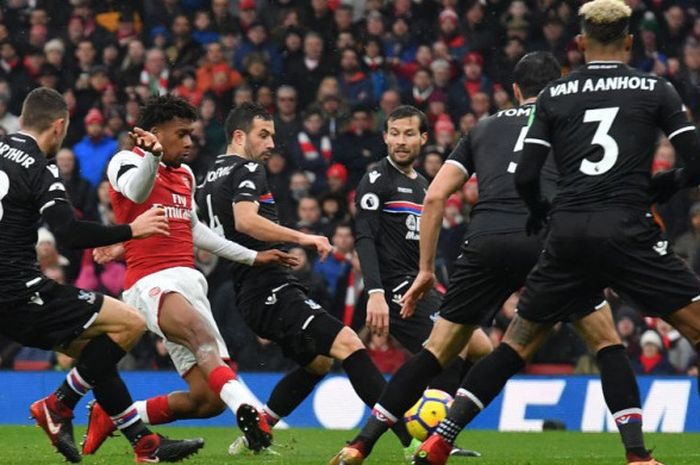 Penyerang Arsenal, Alex Iwobi, mencetak gol ke gawang Crystal Palace pada pertandingan Liga Inggris di Emirates Stadium, Sabtu (20/1/2018)